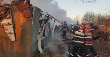 Stire din Eveniment : GALERIE FOTO. Incendiu violent în județul Constanța. Au ars patru case