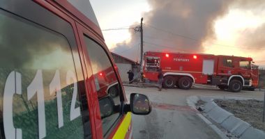 GALERIE FOTO. Incendiu violent în județul Constanța. Au ars patru case - 2