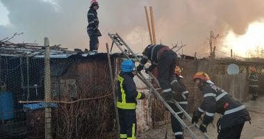 GALERIE FOTO. Incendiu violent în județul Constanța. Au ars patru case - 5