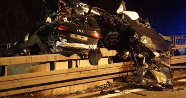 TRAGEDIE PE AUTOSTRADĂ, după ce o mașină s-a încolăcit de stâlp, la peste 200 km/h