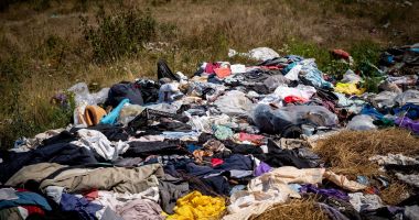 Stire din Actualitate : Trista realitate! Mii de tone de „haine second-hand” din import ajung pe câmpurile din România