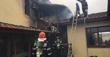 Galerie foto / Zeci de pompieri se luptă cu flăcările ce au cuprins Mănăstirea din 23 August - 6