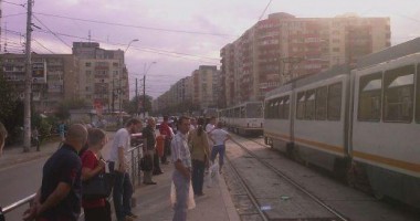 Stire din Eveniment : Două TRAMVAIE s-au CIOCNIT în Capitală: cel puțin DOI RĂNIȚI