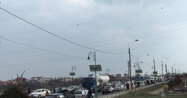 Stire din Eveniment : Protest și la Constanța față de lipsa autostrăzilor în România. Oamenii au oprit lucrul pentru 15 minute