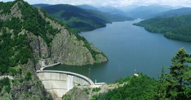 Stire din Economie : Lacul Vidraru, golit controlat pentru prima dată după aproape 60 de ani. „Nu e niciun aur ascuns, nici ruine misterioase!”