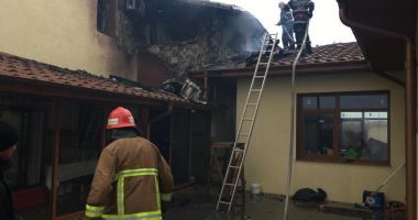 Galerie foto / Zeci de pompieri se luptă cu flăcările ce au cuprins Mănăstirea din 23 August - 4