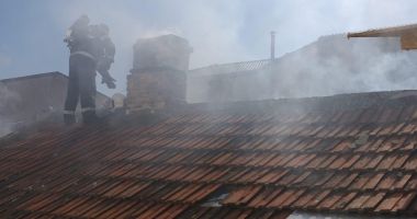 Galerie foto. Casă din Constanța, cuprinsă de foc! Sunt două victime, dintre care una cu arsuri grave - 3