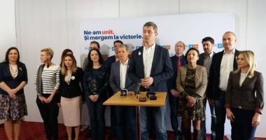 Stire din Politică-Administrație : Președintele USR Dan Barna și liderul PLUS Dacian Cioloș, prezenți la Constanța