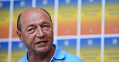 Stire din Politică-Administrație : Băsescu, la RRA: Românii să nu se prezinte la referendum