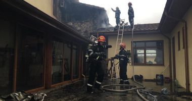 Galerie foto / Zeci de pompieri se luptă cu flăcările ce au cuprins Mănăstirea din 23 August - 3