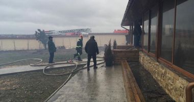 Galerie foto / Zeci de pompieri se luptă cu flăcările ce au cuprins Mănăstirea din 23 August - 5