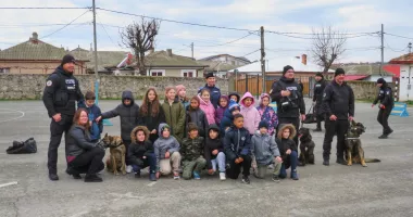 Stire din Eveniment : Elevii din Techirghiol au fost vizitați de jandarmi. Câinii de serviciu au făcut spectacol