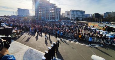 GALERIE FOTO / Mii de persoane, prezente la slujba de Bobotează. Alai cu butoaiele trase de cai și boi - 10