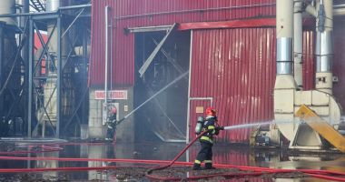 Stire din Eveniment : Patru persoane au fost rănite, două cu arsuri grave, după ce un incendiu a izbucnit la o fabrică din Sebeș