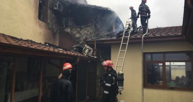 Galerie foto / Zeci de pompieri se luptă cu flăcările ce au cuprins Mănăstirea din 23 August - 2