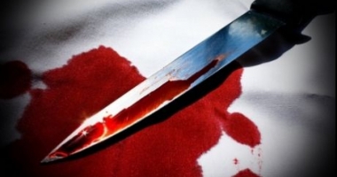 Stire din Eveniment : TENTATIVĂ DE OMOR. Bărbat înjunghiat de un hoț de buzunare într-un târg de mașini
