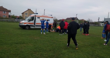 Stire din Eveniment : Dramă la un meci de fotbal. Tatăl unui copil de 13 ani, care a făcut comoție pe teren, acuză echipajul de pe ambulanță