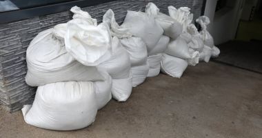 Stire din Eveniment : Mai mulți saci cu nisip au fost furați de pe străzi. Primăria Constanța trage un semnal de alarmă
