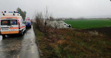 O mașină răsturnată și alta ieșită în afara carosabilului, din cauza unei depășiri eșuate - 2