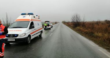 O mașină răsturnată și alta ieșită în afara carosabilului, din cauza unei depășiri eșuate - 3