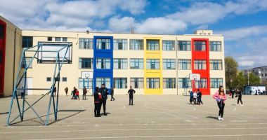 Stire din Cultură-Educație : Belea mare în curtea școlii. Rămâne cum am stabilit: fără pază asigurată, incinta va sta încuiată