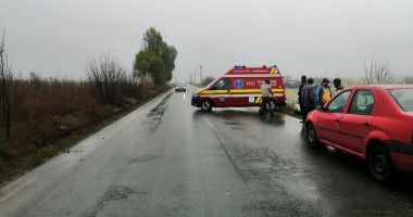 O mașină răsturnată și alta ieșită în afara carosabilului, din cauza unei depășiri eșuate - 4