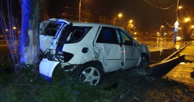GRAV ACCIDENT la Năvodari, din cauza ploii! O mașină a intrat în stâlp - 2