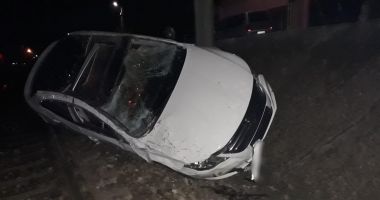Stire din Eveniment : S-a urcat băut la volan și și-a făcut praf mașina, în șant