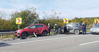 Accident cu patru maÅŸini implicate! Cinci persoane duse la spital