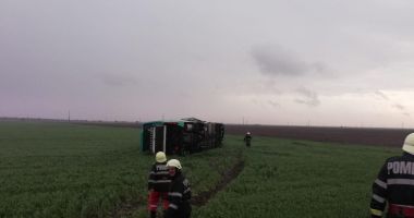 GALERIE FOTO-VIDEO / Tornadă uriașă la Drajna: autocar cu 40 de oameni la bord, răsturnat de vijelie. Plan roșu de intervenție - 2