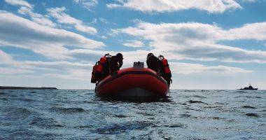 GALERIE FOTO. BARCĂ RĂSTURNATĂ, lângă digul de nord. TREI PESCARI, în pericol! - 2