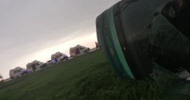 GALERIE FOTO-VIDEO / Tornadă uriașă la Drajna: autocar cu 40 de oameni la bord, răsturnat de vijelie. Plan roșu de intervenție - 4