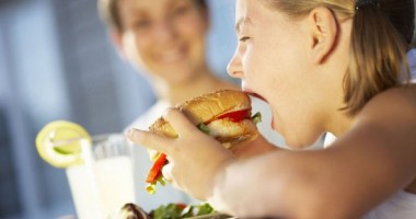 Stire din Sănătate : Alimentația nesănătoasă a copiilor, "puntea" către boli