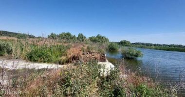 Stire din Eveniment : A apărut o spărtură în digul Carasuhat. ISU Delta intervine pentru remedierea problemei