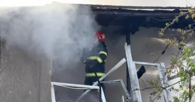 Flăcări la o anexă gospodărească din Tulcea. Pompierii au intervenit cu mai multe autospeciale - 2