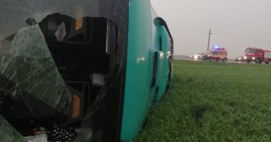 GALERIE FOTO-VIDEO / Tornadă uriașă la Drajna: autocar cu 40 de oameni la bord, răsturnat de vijelie. Plan roșu de intervenție - 5