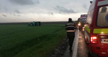 GALERIE FOTO-VIDEO / Tornadă uriașă la Drajna: autocar cu 40 de oameni la bord, răsturnat de vijelie. Plan roșu de intervenție - 3