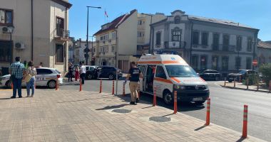 UPDATE Accident rutier la intersecția străzilor Cuza Vodă cu Mihai Viteazu. Un autoturism a fost proiectat pe trotuar - 2