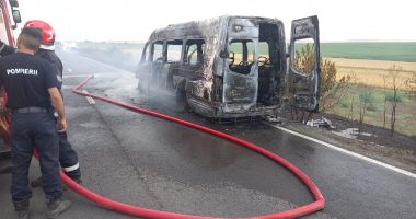 Panică în localitatea Mihai Viteazu! Un microbuz a fost cuprins de flăcări