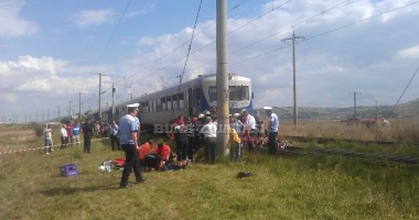 Stire din Eveniment : CARNAGIU la Iași / Mașină SPULBERATĂ de tren. 9 MORȚI și doi răniți