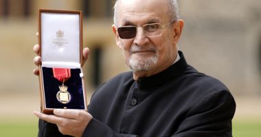 Stire din Actualitate : Scriitorul Salman Rushdie, decorat după nouă luni de la atac