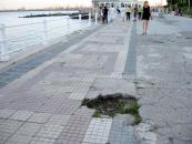 Stire din Cetățenești : Romantismul unei plimbări pe faleza Cazino Constanța - distrus de  eternele gropi din asfalt