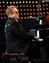 Stire din Monden : Elton John se va concentra asupra lansării de albume potrivite cu vârsta sa