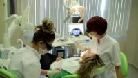 Stire din Sănătate : Dinții galbeni de la… mama-natură se tratează cu metode avansate de albire