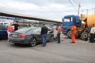 Stire din Eveniment : Impact între un Audi și o autobetonieră, pe bulevardul Aurel Vlaicu (galerie foto)