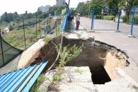 Stire din Social : Cele două blocuri din apropierea craterului de pe strada Traian ar trebui evacuate