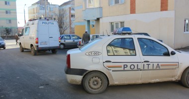 Stire din Eveniment : FOTO/ CINCI MAȘINI SPARTE într-o noapte, într-o parcare din Agigea