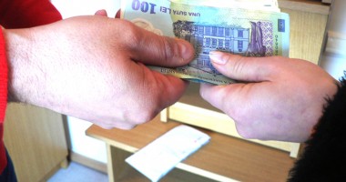RENUNȚĂ la PENSIA mai mare pentru a primi PACHETE de la Primărie - 2
