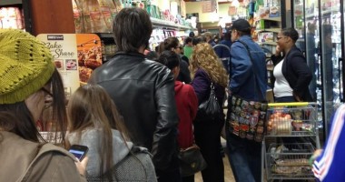 Uraganul Sandy provoacă panică la New York: Cozi imense la supermarketuri pentru provizii / Galerie foto - 4