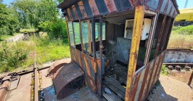 Bălării, ruginituri, clădiri abandonate. Remiza CFR Palas Constanţa, pe "valea plângerii" - 8